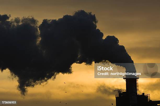 La Contaminación Foto de stock y más banco de imágenes de Amanecer - Amanecer, Cambio climático, Cañón de chimenea