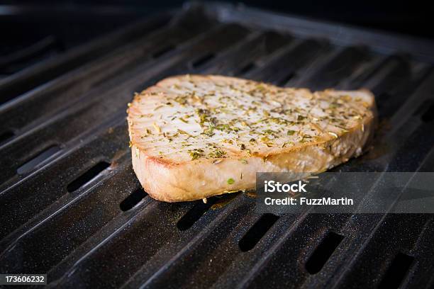 Filete De Atún Asado Foto de stock y más banco de imágenes de Alimentos cocinados - Alimentos cocinados, Filete de atún, Alimento