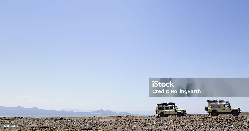 Landrovers en el desierto - Foto de stock de 4x4 libre de derechos