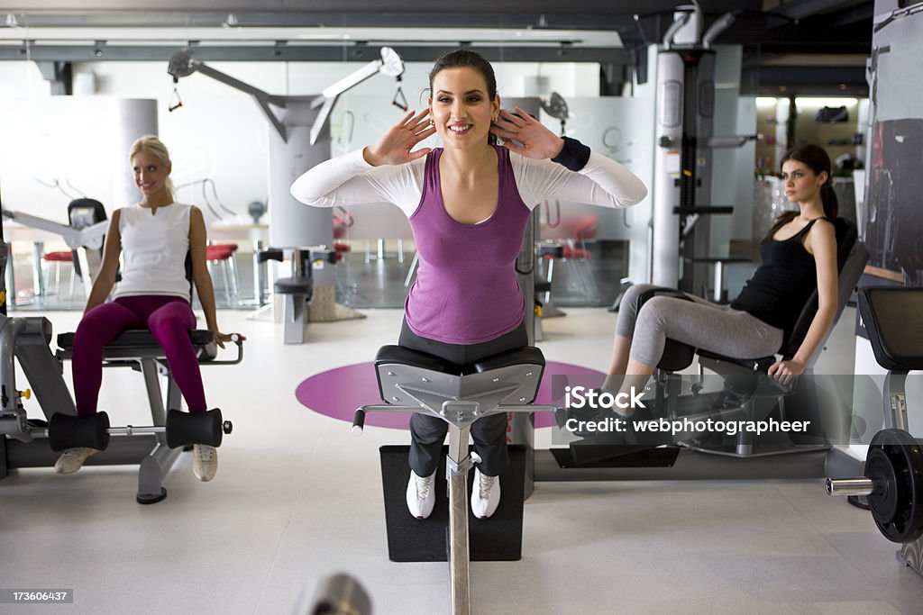 Mulheres na academia de ginástica - Foto de stock de Academia de ginástica royalty-free