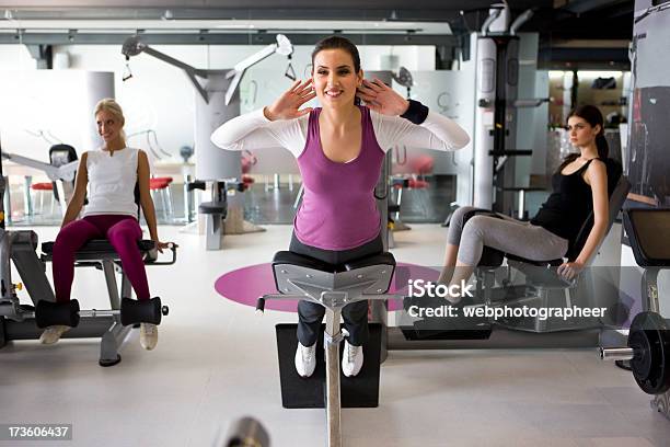 Foto de Mulheres Na Academia De Ginástica e mais fotos de stock de Academia de ginástica - Academia de ginástica, Adulto, Alegria