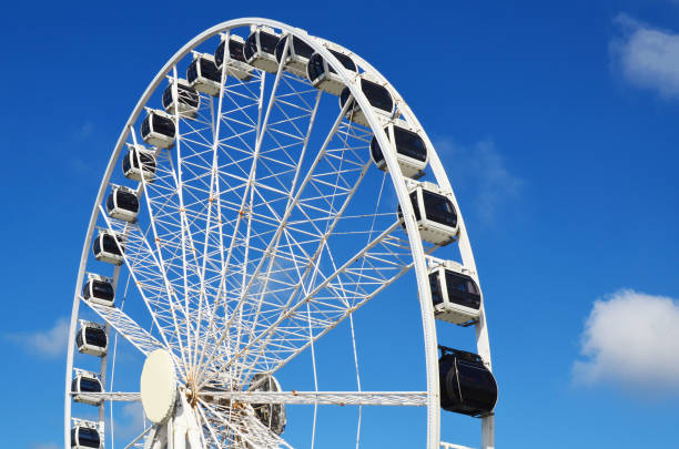 roda gigante grande bonita contra o céu azul - ferris wheel - fotografias e filmes do acervo