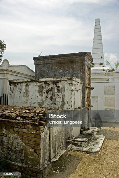 Foto de Um Cemitério St Louisnova Orleans e mais fotos de stock de Cultura Francesa - Cultura Francesa, Luisiana, Noivo - Papel em Casamento