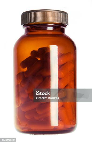 Píldoras En Frasco De Orange Foto de stock y más banco de imágenes de Asistencia sanitaria y medicina - Asistencia sanitaria y medicina, Blanco - Color, Botella