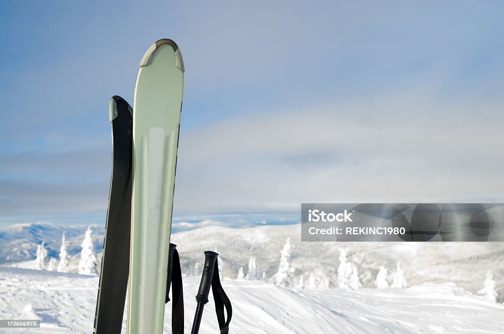 Comté de ski - Photo de Paire de skis libre de droits