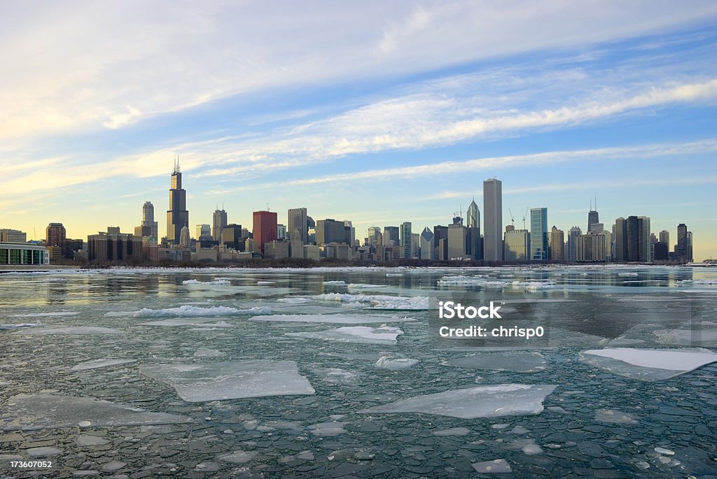 Refrescante vista de los edificios de Chicago - Foto de stock de Borde del agua libre de derechos