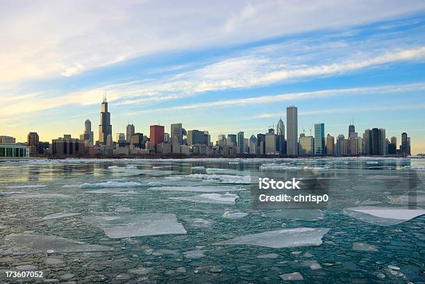 Refrescante Vista De Los Edificios De Chicago Foto de stock y más banco de imágenes de Borde del agua - Borde del agua, Capa de hielo, Agua