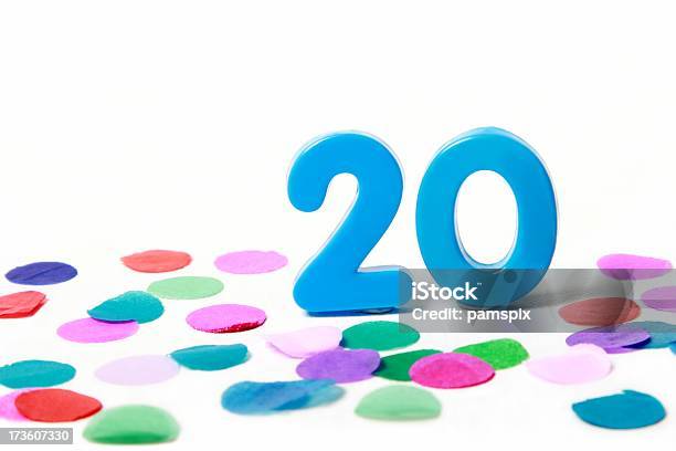 Festivo Número De Veinte 20 Con Confeti Foto de stock y más banco de imágenes de Aniversario - Aniversario, Azul, Blanco - Color