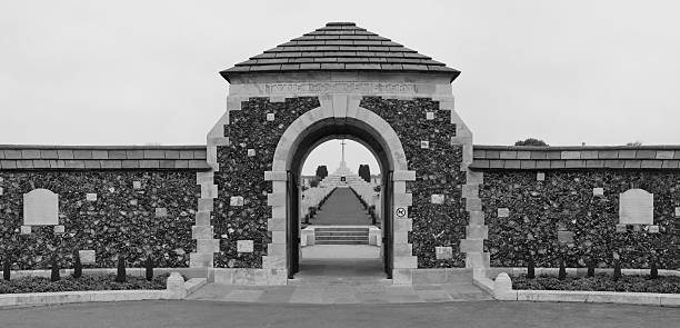 tyne cot guerra cemetary - flanders war grave war memorial fotografías e imágenes de stock