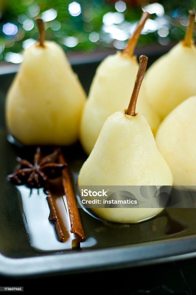 Pochierte Birne auf einer schwarzen Platte - Lizenzfrei Anis Stock-Foto