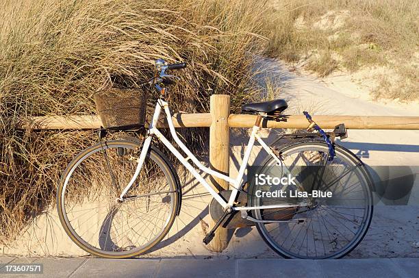 Bicicleta Vintage Na Praia - Fotografias de stock e mais imagens de Antigo - Antigo, Antiguidade, Ao Ar Livre