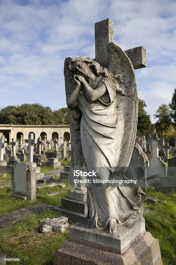 Ángel en viejos estatua de cementerio de Londres - Foto de stock de Ala de animal libre de derechos