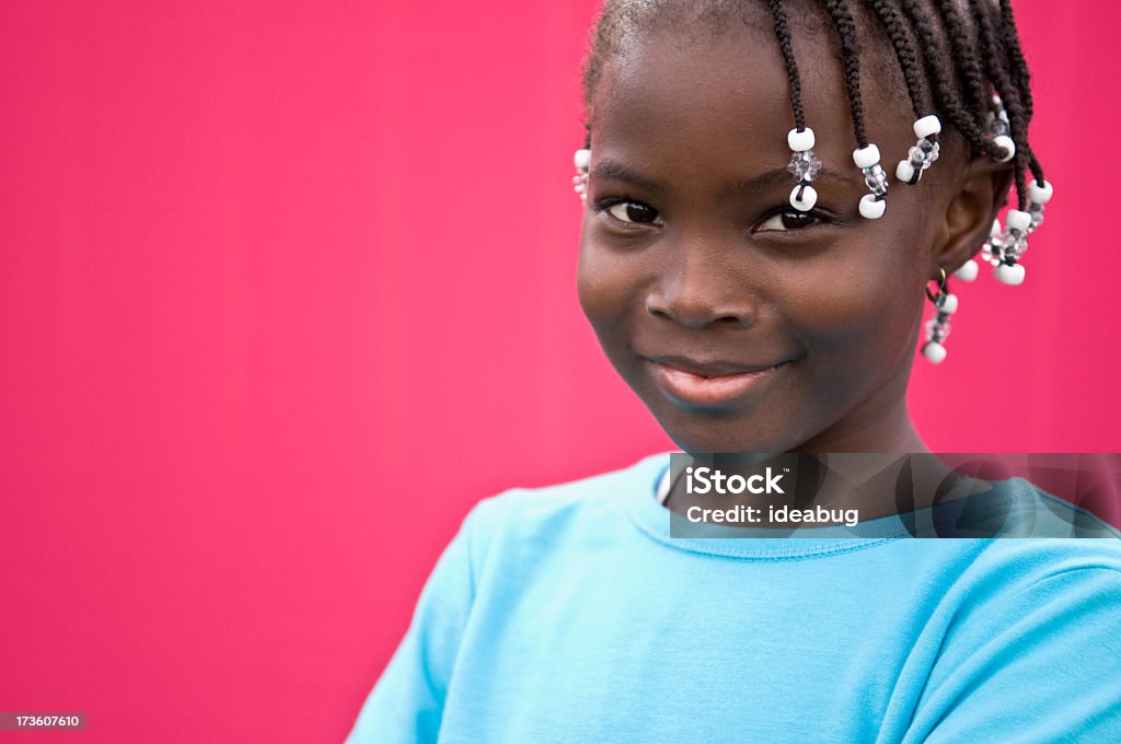 Jovem feliz sorrindo em fundo vermelho - Foto de stock de 8-9 Anos royalty-free