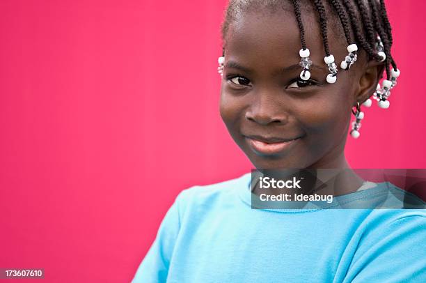 Mulher Jovem Feliz Sorridente Sobre Fundo Vermelho - Fotografias de stock e mais imagens de 8-9 Anos - 8-9 Anos, Afro-americano, Alegria