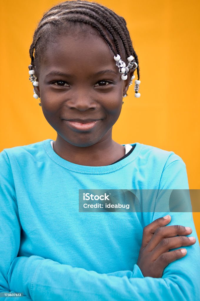 Chica feliz sonriendo sobre fondo naranja - Foto de stock de Niñas libre de derechos