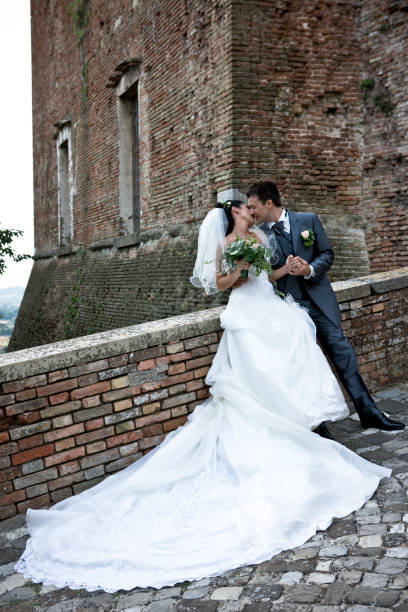 свадьба на замок - wedding just married tuscany newlywed стоковые фото и изображения