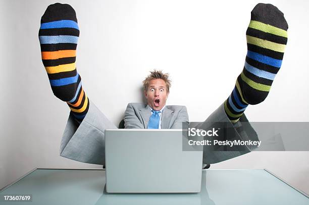 Geschäftsmann Office Worker Fast Wird Überrascht Seine Socken Ausziehen Stockfoto und mehr Bilder von Männer