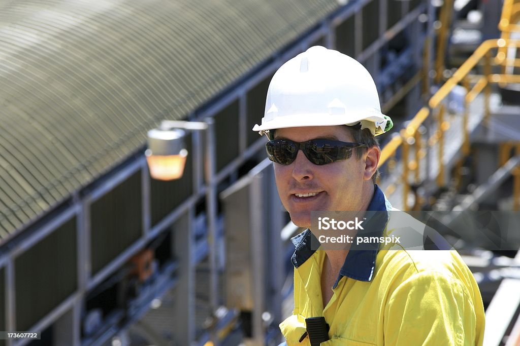 Trabajador de la construcción con cascos - Foto de stock de Minería libre de derechos