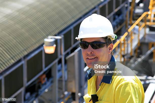 Trabajador De La Construcción Con Cascos Foto de stock y más banco de imágenes de Minería - Minería, Australia, Cultura australiana