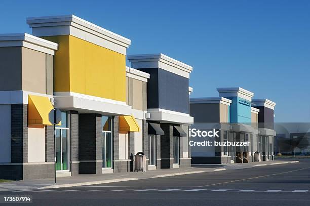 Photo libre de droit de Colorés Magasin Lextérieur Du Bâtiment banque d'images et plus d'images libres de droit de Bâtiment vu de l'extérieur - Bâtiment vu de l'extérieur, Magasin, Prise de vue en extérieur