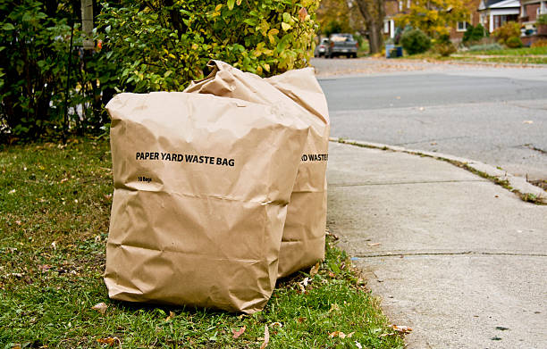 odpady opakowań z papieru stoczni obok street - garden waste zdjęcia i obrazy z banku zdjęć