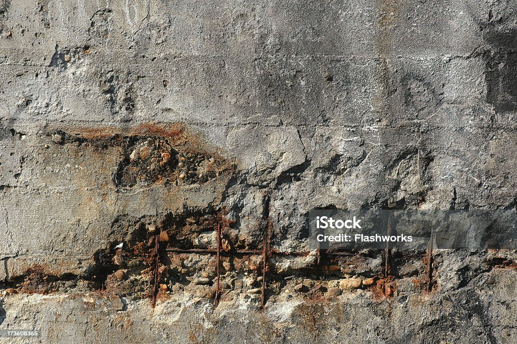 old Betonwand mit rostfarbenem wire - Lizenzfrei Beton Stock-Foto