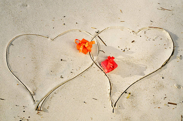 serca i prezenty na beach.copy przestrzeni - beach love heart shape two objects zdjęcia i obrazy z banku zdjęć