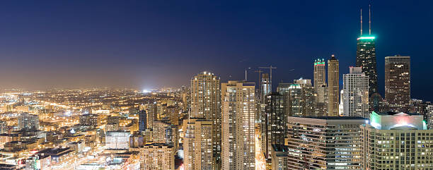 antena vista panorámica del norte de chicago en el atardecer (xxl - chicago skyline antenna panoramic fotografías e imágenes de stock