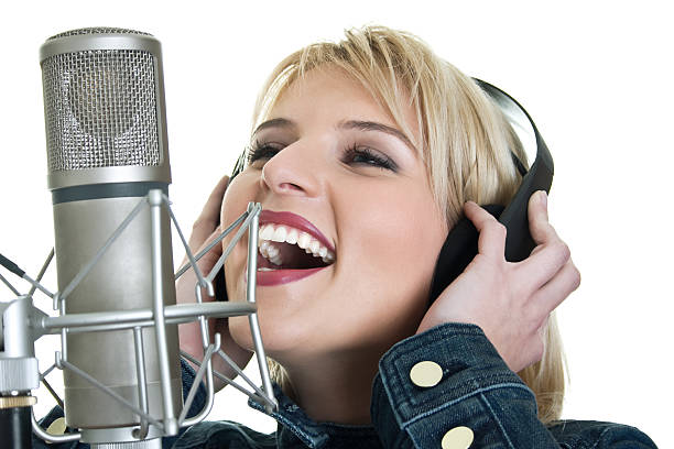 Jeune femme de chant avec microphone - Photo