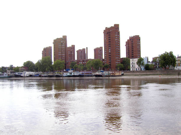 London-Houseboats & Towerblocks - foto de stock