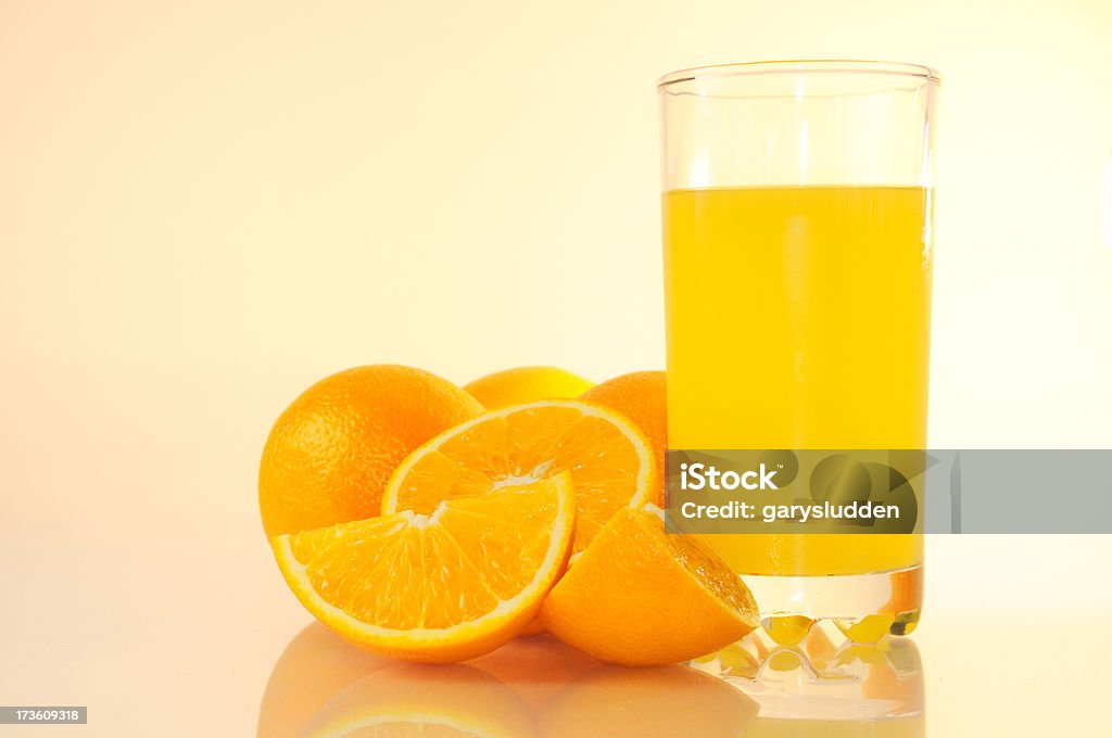 Naranjas y jugo de naranja - Foto de stock de Naranja - Fruta cítrica libre de derechos