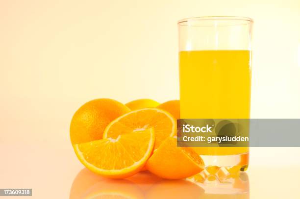 Photo libre de droit de Oranges Et Jus Dorange banque d'images et plus d'images libres de droit de Orange - Fruit - Orange - Fruit, Aliment, Aliments et boissons