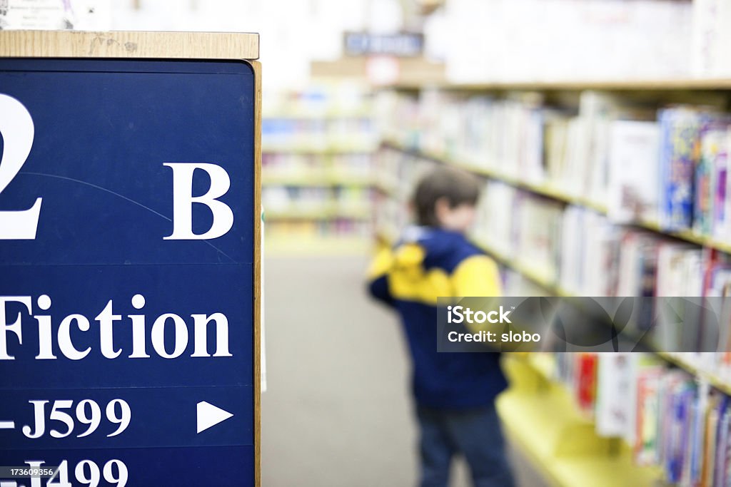 Junge In einer Bibliothek - Lizenzfrei Bibliothek Stock-Foto