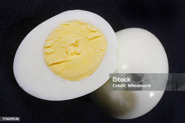 Gotowane Jajko - zdjęcia stockowe i więcej obrazów Bez ludzi - Bez ludzi, Bliskie zbliżenie, Czarne tło