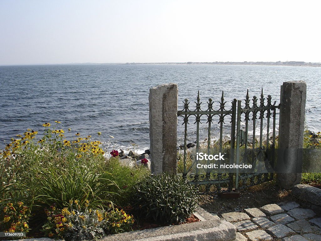 Сад с видом на океан - Стоковые фото Ворота роялти-фри
