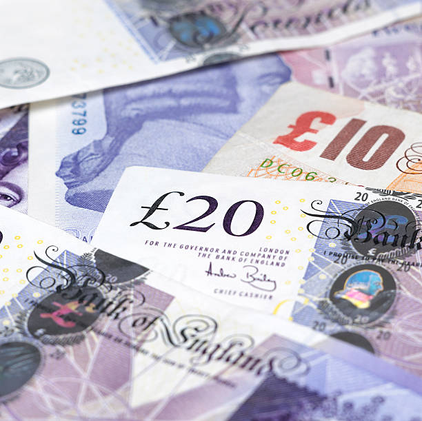 британская валюта отмечает - pound symbol red british currency symbol стоковые фото и изображения