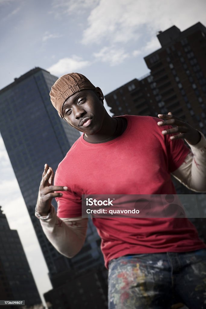 Afro-americano jovem Rapper com Copyspace Vista da Cidade de Nova Iorque - Royalty-free Músico Foto de stock