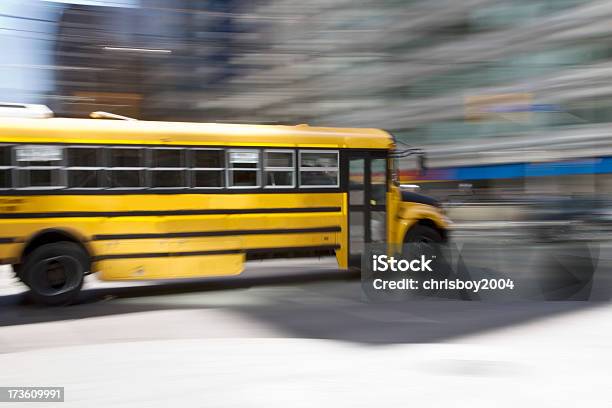 Schoolbus Foto de stock y más banco de imágenes de Autobús - Autobús, Autobús de colegio, Ciudad