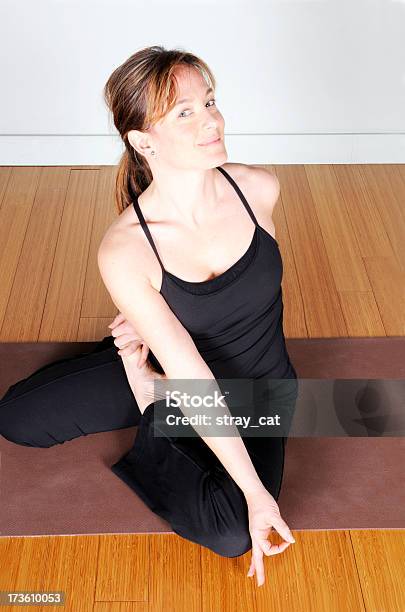 Yoga Serie Midadulto Médico Foto de stock y más banco de imágenes de 30-34 años - 30-34 años, 30-39 años, 35-39 años
