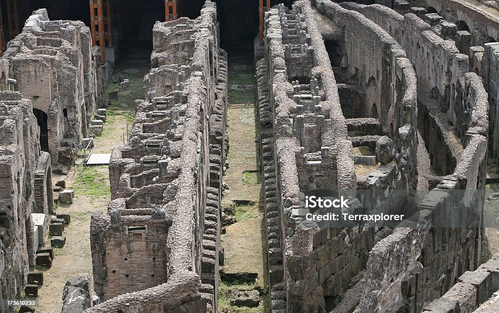 Interior do Coliseu, Roma - Foto de stock de Anfiteatro royalty-free