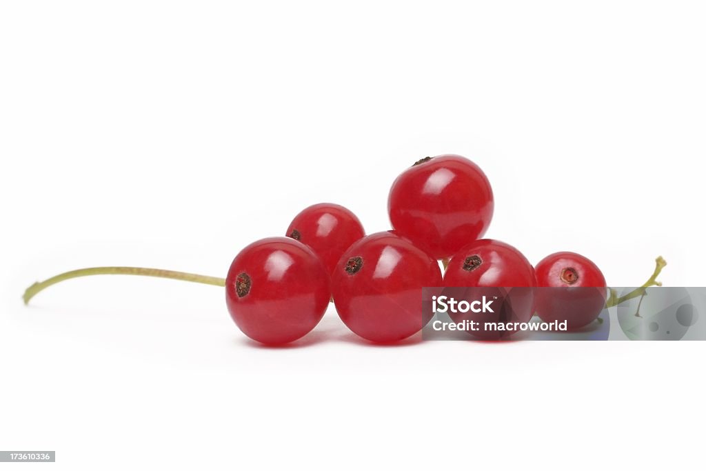 Grosella roja aislada sobre blanco - Foto de stock de Grosella roja libre de derechos