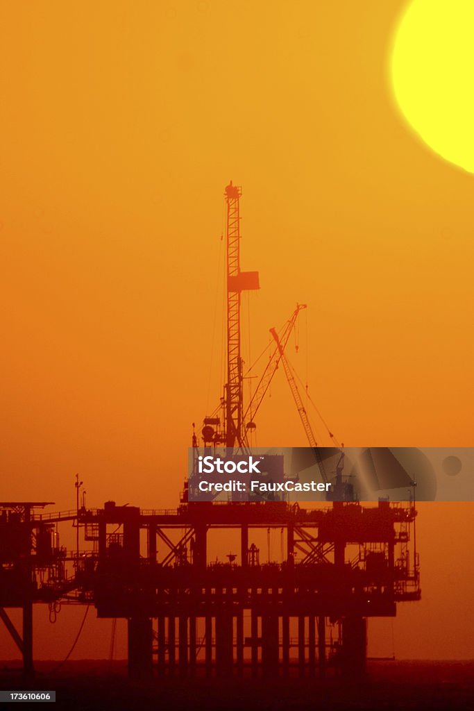 Off-shore plataforma petrolífera en el crepúsculo - Foto de stock de Aire libre libre de derechos