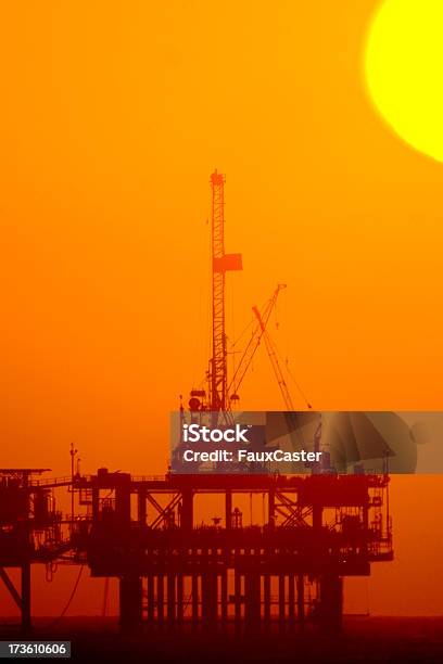 Offshore Plataforma De Petróleo Ao Pôr Do Sol - Fotografias de stock e mais imagens de Ao Ar Livre - Ao Ar Livre, Bomba Petrolífera, Combustíveis e Geração de Energia