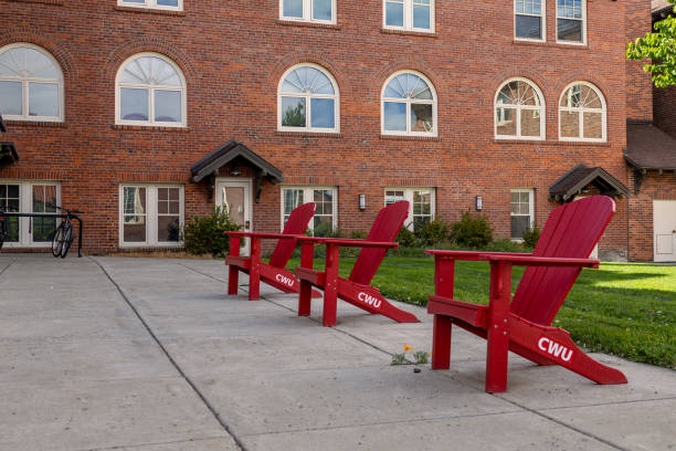 czerwone krzesła na dziedzińcu - cwu zdjęcia i obrazy z banku zdjęć