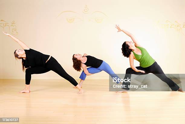 Yoga Serie Grupo De Clase Foto de stock y más banco de imágenes de 20 a 29 años - 20 a 29 años, 25-29 años, Actividades recreativas