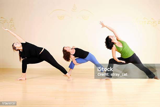 Photo libre de droit de Yoga Cours En Groupe banque d'images et plus d'images libres de droit de 25-29 ans - 25-29 ans, Activité de loisirs, Adulte