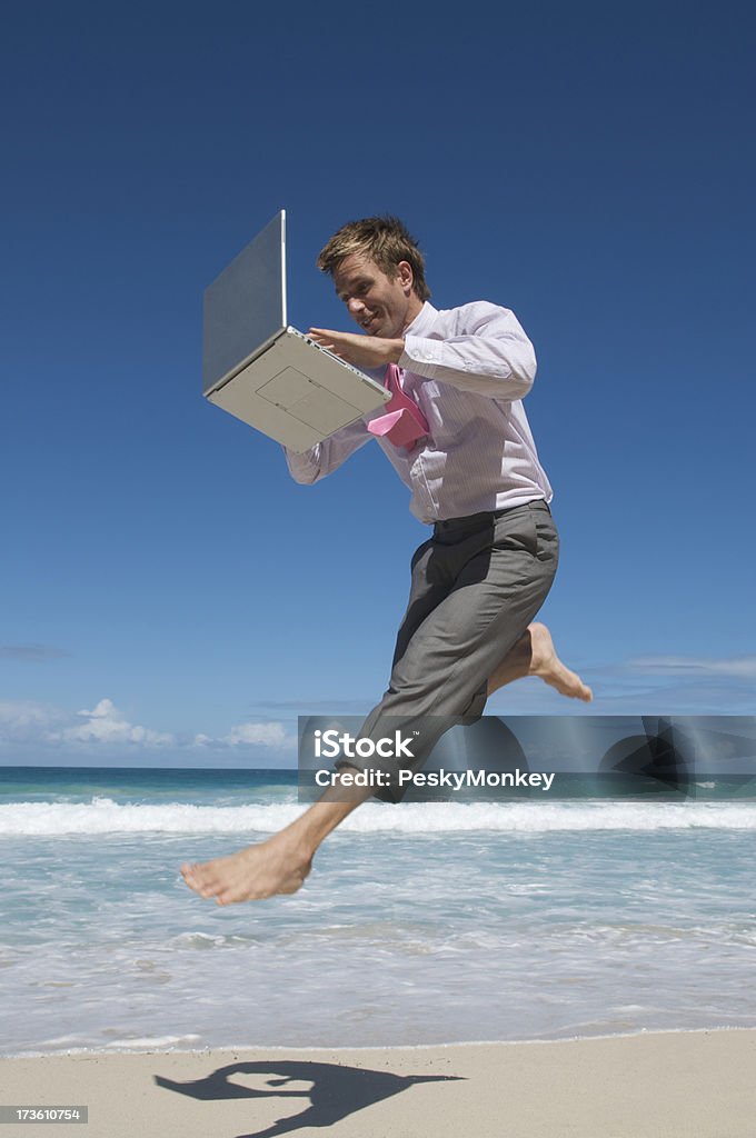 Barfuß Geschäftsmann Arten in der Luft schwebend am tropischen Strand - Lizenzfrei Laptop Stock-Foto