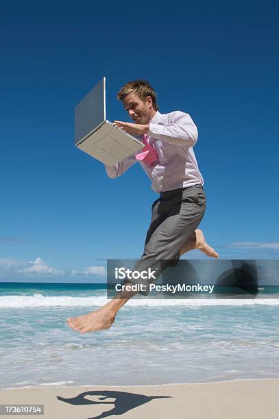 Barfuß Geschäftsmann Arten In Der Luft Schwebend Am Tropischen Strand Stockfoto und mehr Bilder von Laptop