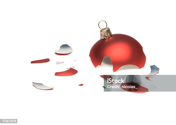 Foto de Broken Bola De Árvore De Natal e mais fotos de stock de Bola de Árvore de Natal - Bola de Árvore de Natal, Quebrado, Vermelho