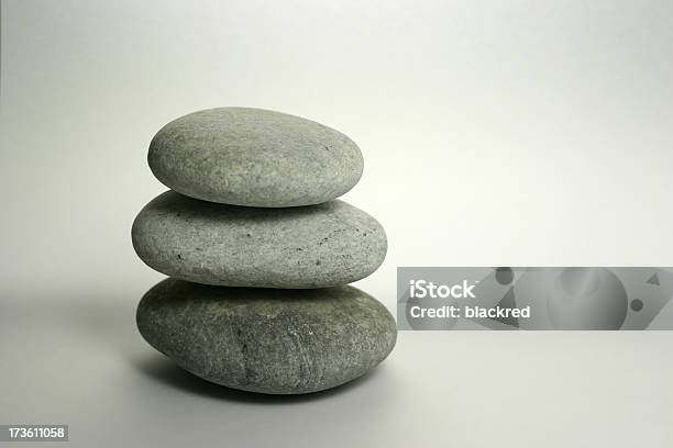Zen Stone - Fotografie stock e altre immagini di Ambientazione tranquilla - Ambientazione tranquilla, Armonia, Arte